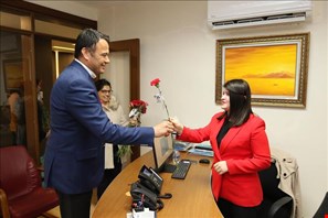 Kaş Belediye Başkanı Ulutaş, 8 Mart Dünya Kadınlar Günü'nde çiçek dağıttı